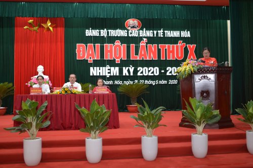 Đồng ch&iacute; Trịnh Thị Ngọc - b&iacute; thư chi bộ Đ&agrave;o tạo, c&ocirc;ng t&aacute;c HSSV tham luận tại ĐH.JPG