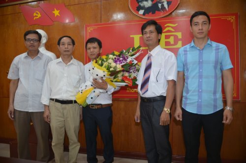 Chi bộ, C&ocirc;ng đo&agrave;n ch&uacute;c mừng đồng ch&iacute; Mai Văn Thanh.jpg