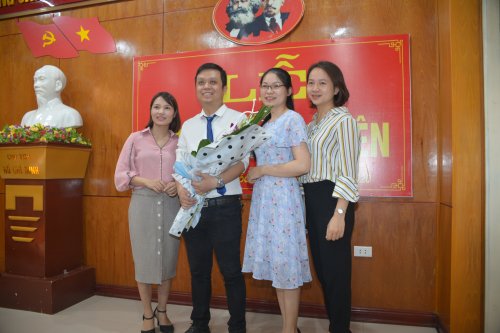 Chi bộ, C&ocirc;ng đo&agrave;n ch&uacute;c mừng đồng ch&iacute; L&ecirc; Thế Mạnh.JPG