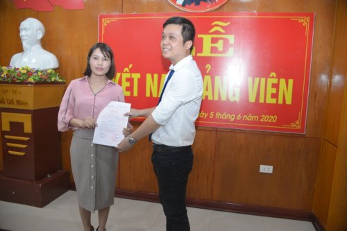 Đ.c Mai Thị Hạnh L&ecirc; trao quyết định cho đ.c L&ecirc; Thế Mạnh.jpg